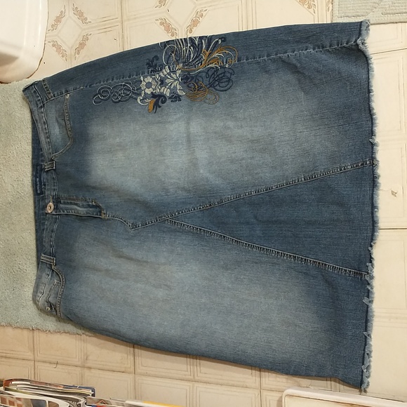 Avenue Jeans Womens Embroidered Stretch Skirt Size 20 5 Pocket Design - Picture 1 of 3